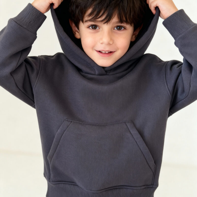 חליפת קפוצ׳ון עם פליז - אפור גרפיט